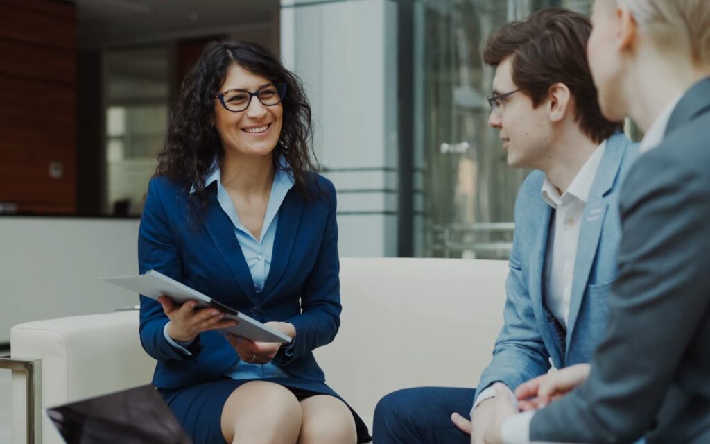 Consultores e executivos conversando em lounge corporativo sobre estrategia tributaria